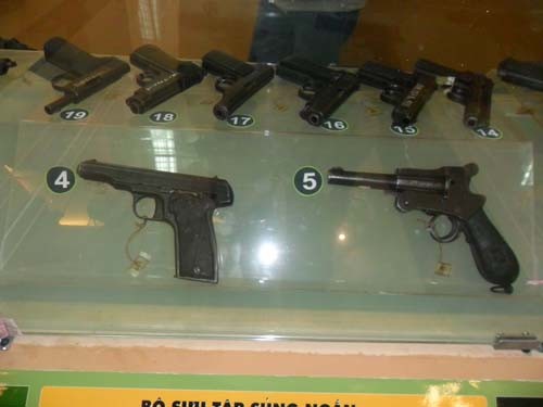 Bộ sưu tập súng ngắn, trong ảnh là các loại súng ngắn như: súng ngắn 7,65mm MAB, súng ngắn 7,65mm WTEMER …