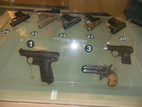 Bộ sưu tập súng ngắn, trong ảnh là các loại súng ngắn như: súng ngắn 7,65mm MF S.ETIÊNN, ATTRA, DRADOGA ….