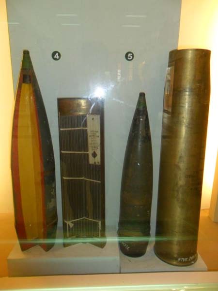 Đây là bộ sưu tập đạn pháo mặt đất 152mm/37 và 122mm D74 do Liên Xô sản xuất.