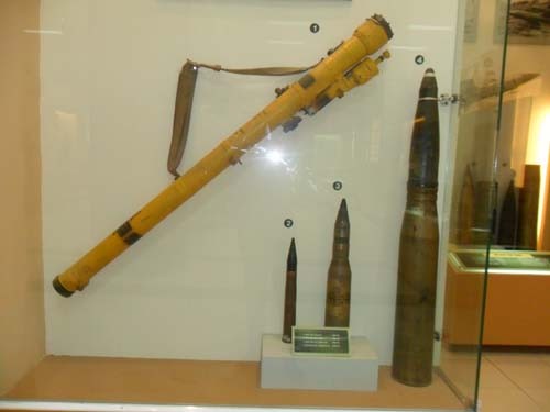 Bộ sưu tập đạn tên lửa A72, đạn cao xạ 37mm, đạn cao xạ 47mm C-60 và đạn cao xạ 100mm KC-19 do Liên Xô sản xuất.