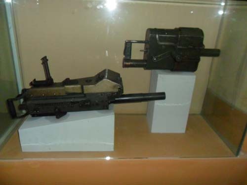 Đây là hai khẩu súng phóng lựu MK 18 và MK19 do Mỹ sản xuất.