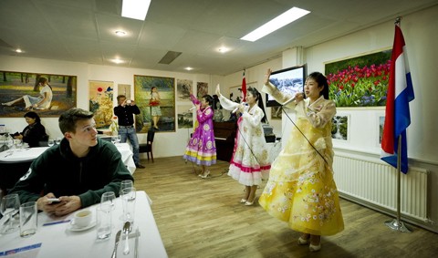Cả nhà hàng gồm 9 người cả nhân viên và giám đốc. Trong bữa ăn, các nữ nhân viên xinh đẹp thường hát tặng thực khách những bài hát truyền thống Triều Tiên.