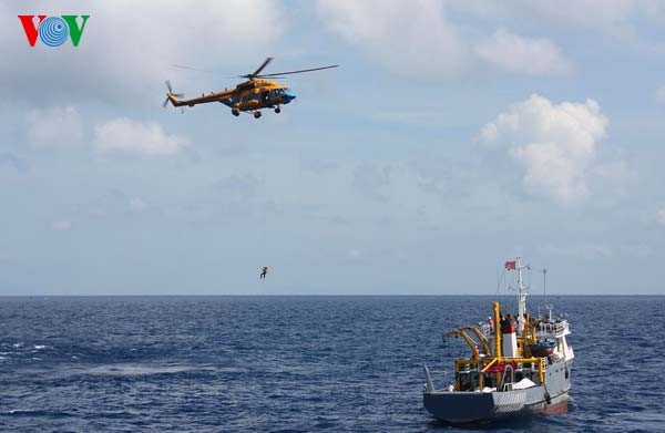 Kết hợp không quân, hải quân tìm kiếm cứu nạn trên biển xa.