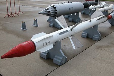 Tên lửa tầm trung R-27 của không quân Nga dược mệnh danh là “Sát thủ không đối không”, có thể mang một đầu đạn nặng 39 kg với tầm bắn hiệu quả nhất từ 1 đến 130 km, thậm chí các phiên bản mới có thể đạt 170 km