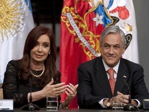 Tổng thống Chile (phải) và Tổng thống Argentina tại cuộc họp báo chung ở Santiago, ngày 16/3 sau lễ ký thỏa thuận. (Nguồn: AFP/TTXVN)