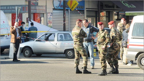 Cảnh sát Pháp điều tra hiện trường vụ tấn công ở Montauban ( Ảnh: AFP)