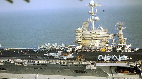 Tàu sân bay USS John C. Stennis đi qua eo biển Hormuz cuối năm 2011- Ảnh: Getty Images