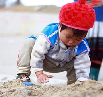 Trẻ em có thể bị nhiễm giun khi nghịch đất cát