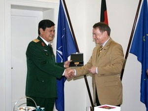 Thứ trưởng Nguyễn Thành Cung và Ngài Rüdiger Wolf, Quốc vụ khanh Quốc phòng Đức. (Ảnh: Thanh Hải/Vietnam+)