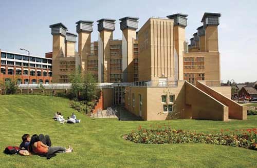 Trường Đại học Coventry là một trường đại học hiện đại và luôn hướng tới sự phát triển không ngừng nhưng vẫn giữ truyền thống của một môi trường giáo dục có chất lượng cao. Trường cũng chú trọng nghiên cứu và nâng cao về mọi mặt để có thể phù hợp với các đối tượng sinh viên từ trong nước cho đến các học sinh viên quốc tế.
