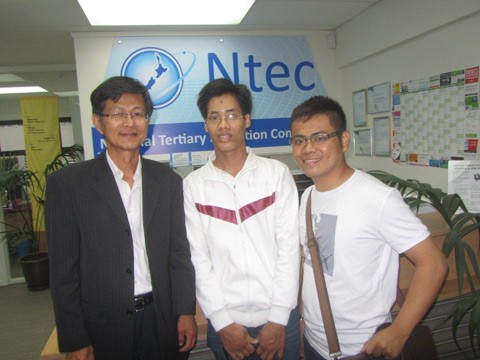 Sinh viên Nguyễn Ngọc Minh của Hoàn Cầu Việt (bên phải) đang theo học tại NTEC và đã nhận được học bổng 100% học phí.