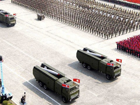Một loại tên lửa nhỏ khác trên các bệ phóng di động trong lễ kỷ niệm 75 năm ngày thành lập Quân đội Nhân dân Triều Tiên tại Bình Nhưỡng ngày 25/4/2007. Ảnh: KCNA