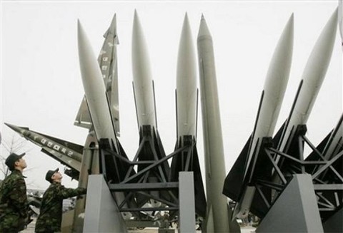 Các binh sĩ Hàn Quốc đang xem một mẫu mô phỏng tên lửa Scud-B của Triều Tiên (thứ ba từ phải qua) và những loại tên lửa khác của Hàn Quốc tại Bảo tàng Hồi ức Chiến tranh Triều Tiên ở Seoul, Hàn Quốc, hôm 23/2/2009. Ảnh: AP
