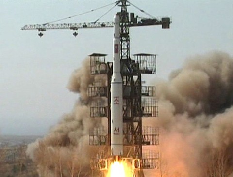 Một tên lửa của Triều Tiên đang được nâng dần khỏi bệ phóng tại Musudan-ri, phía đông bắc nước này, hôm 5/4/2009. Ảnh: AP