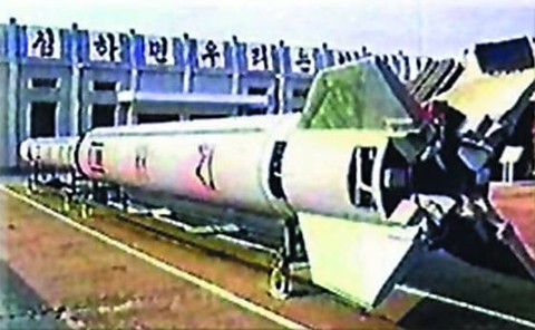 Hình ảnh được phát trên đài truyền hình quốc gia của Triều Tiên cho thấy tên lửa Taepodong-1. Ảnh chụp màn hình: Amrs Control Wonk