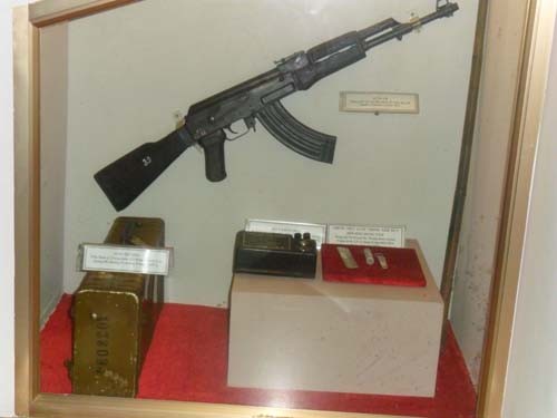 Máy dò mìn, súng AK và máy điểm hóa của Bộ đội Công binh dùng trong kháng chiến phống Mỹ.