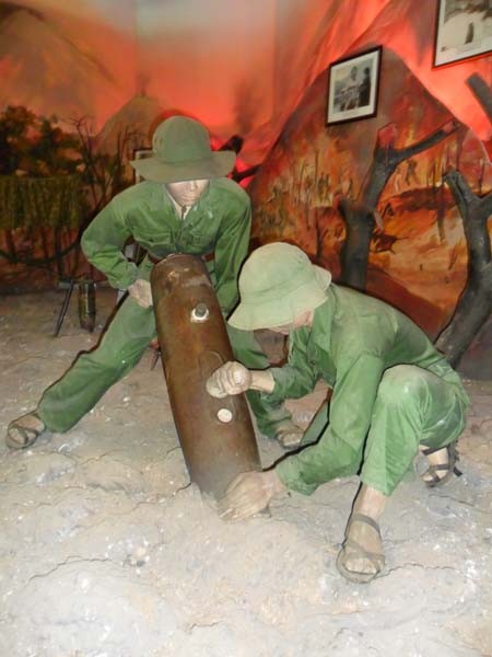 Lính công binh tháo gỡ và làm vô hiệu hóa quả bom trong kháng chiến chống Mỹ