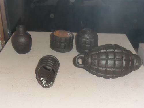 Mìn quả dứa và lựu đạn dùng cho Bộ đội Công binh đánh địch từ năm 1947 đến năm 1954 (Trong kháng chiến chống thực dân Pháp xâm lược)