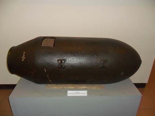 Bom 500Kg do đội phá bom 83, Trung đoàn 151 nghiên cứu, tháo gỡ tại bến Tạ Khoa, đường 13 trong chiến dịch Tây Bắc năm 1952.