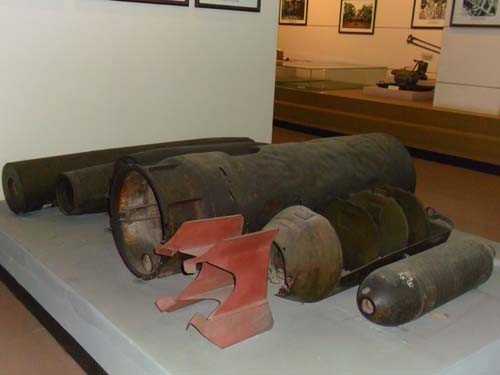 Vỏ bom bướm mẹ, vỏ thủy lôi MK – 52, vỏ bom M-117, bom MK – 82, vỏ bom BLU10-B/B, vỏ bom AN-88 do Bộ đội Công binh tháo gỡ và vô hiệu hóa trong cuộc kháng chiến chống Mỹ cứu nước từ năm 1966 đến năm 1968.