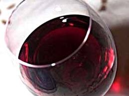 2. Uống rượu vang đỏ: Việc uống một ly mỗi ngày, 4-5 lần/tuần (tốt nhất là trong bữa ăn), đã được chứng minh là giảm nguy cơ đau tim, tiểu đường và các bệnh đe dọa tính mạng khác. Ảnh: tuoitre.vn