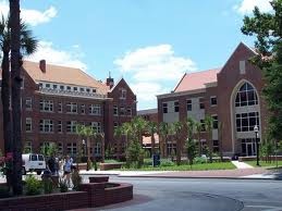 16. Syracuse University University of Florida: University of Florida tọa lạc tại Gainesville, Florida. Là một trong những trường đại học quan trọng nhất của Mỹ, University of Florida còn là thành viên của Hiệp hội Các Trường Đại học Mỹ danh tiếng. UF thu hút học viên đến từ 50 bang và 100 nước khác nhau của thế giới. Đây là một trường đại học có nhiều chương trình học khác nhau, cung cấp các văn bằng thuộc hầu hết các lĩnh vực thông dụng. Các chương trình nghiên cứu và đào tạo được công nhận quốc tế trong nhiều lĩnh vực, bao gồm nông nghiệp, kỹ sư, kinh doanh, luật và y khoa. UF còn có trung tâm nghiên cứu khoa học máy tính tại miền Nam nước Mỹ.