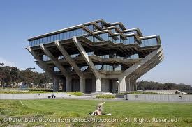 7. University of California, San Diego: Đại học California, San Diego (còn gọi là UC San Diego, UCSD) Được thành lập vào năm 1960 là một trường đại học nghiên cứu công cộng nằm trong khu phố La Jolla San Diego , California , Hoa Kỳ . UCSD là một trong những trường đại học hàng đầu tại Hoa Kỳ. Trường có 8 giảng viên đoạt Giải Nobel và được tạp chí Newsweek xếp hạng là trường đại học khoa học "được ưa chuộng nhất". Tọa lạc tại một vùng rộng trên 5 km vuông nhìn ra Thái Bình Dương, UCSD nằm ở "Thành phố Đẹp nhất nước Mỹ", được biết đến với khí hậu ôn hòa, an ninh đảm bảo, phong cảnh thiên nhiên xinh đẹp, địa điểm du lịch hấp dẫn và một môi trường nghiên cứu kinh doanh tuyệt vời.