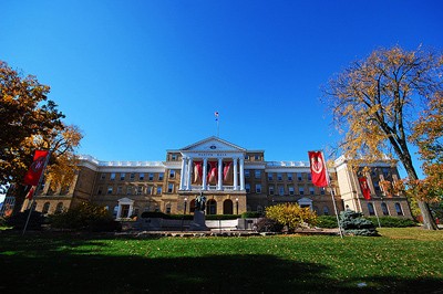 8. University of Wisconsin, Madison: Trường Đại học Wisconsin-Madison (Còn được gọi là UW-Madison, Madison) là một trường đại học nghiên cứu công cộng nằm ở Madison , Wisconsin , Hoa Kỳ. Được thành lập năm 1848, UW-Madison là trường hàng đầu của Đại học Wisconsin hệ thống (UW hệ thống). Nó đã trở thành một tổ chức cấp đất vào năm 1866. (378 ha) chính khuôn viên 933 mẫu Anh bao gồm bốn điểm mốc lịch sử quốc gia