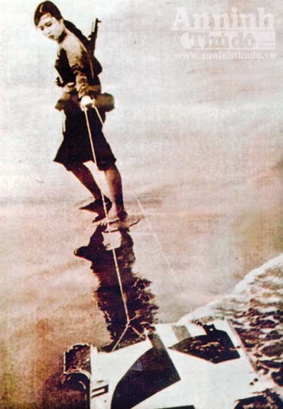 "Sự trừng phạt đích đáng"- như biểu trưng lòng dũng cảm của Nhiếp ảnh gia Quang Văn sau khi đoạt giải Quốc tế năm 1970, đã được nhiều khán giả trong nước và quốc tế sưu tầm.
