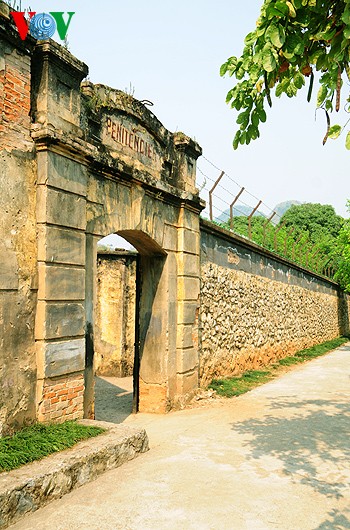 Nhà tù Sơn La được thực dân Pháp xây dựng năm 1908 với diện tích ban đầu là 500 m vuông, chủ yếu dùng để giam cầm tù thường phạm. Ảnh: Cổng chính vào chốn "địa ngục trần gian"