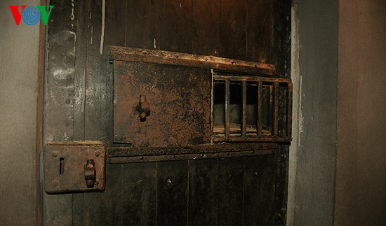 Những phòng giam cá nhân được trang bị hệ thống cửa rất chắc chắn