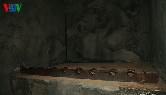 Tại phòng giam tập thể, với diện tích nhỏ bé thực dân Pháp nhồi nhét 8 người trên chiếc giường đá chật hẹp. Mỗi người khi nằm đều phải cho 1 chân vào gông