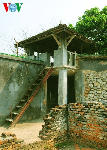 Để đảm bảo an ninh, nhà tù còn được xây 4 tháp canh ở 4 góc để thuận tiện việc giám sát các buồng giam cũng như phạm nhân