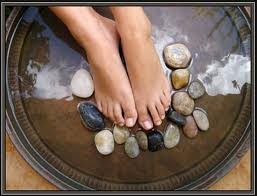 Ngâm chân vào nước ấm, matxa chân trước khi đi ngủ cũng là một biện pháp hữu hiệu để bảo vệ đôi chân của bạn Xem thêm: Những món cháo ngon/ Những món ăn bài thuốc