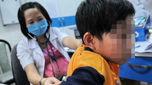 Bác sĩ Nguyễn Khánh Vân, Bệnh viện Nhi Đồng 1 TP.HCM, tái khám cho một bệnh nhi ngụ tại Bình Thuận mắc bệnh đái tháo đường - Ảnh: Minh Đức