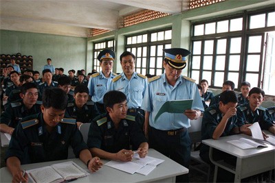Thiếu tướng Phạm Thanh Liêm, Bí thư Đảng ủy, Chính ủy Học viện kiểm tra học viên học tập tại giảng đường