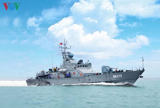 Tàu pháo “Made in Vietnam” HQ-272 được Vùng 2 Hải quân tiếp nhận ngày 1/3/2012, và biên chế về Lữ đoàn 171. Như vậy, ngoài khối tàu vận tải và khối tàu săn ngầm như HQ09, HQ11, HQ13, HQ15, Vùng 2 hải quân có thêm một tàu mới hiện đại là HQ- 272. Ảnh: Tàu HQ 272 tự hành trên biển xa.