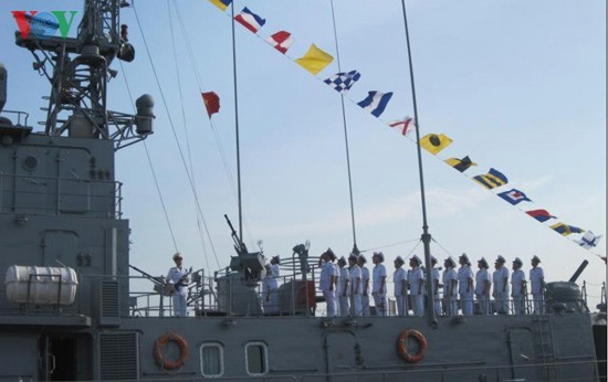 Cán bộ chiến sĩ tàu HQ 272 trong lễ kéo cờ Tổ quốc.