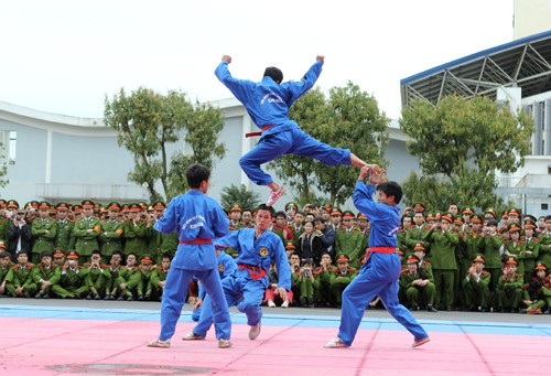 Trình diễn võ thuật của các đơn vị. Ngoài các môn võ nhà nghề, lực lượng cảnh sát Việt Nam đặc biệt đề cao võ cổ truyền, bên cạnh đó là các bài võ thể dục được các chiến sĩ thường xuyên tập luyện.