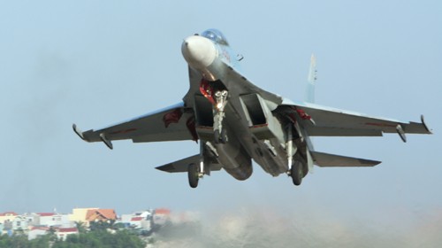Máy bay Su-30MK2 cất cánh - Ảnh: TRỌNG TUYẾN