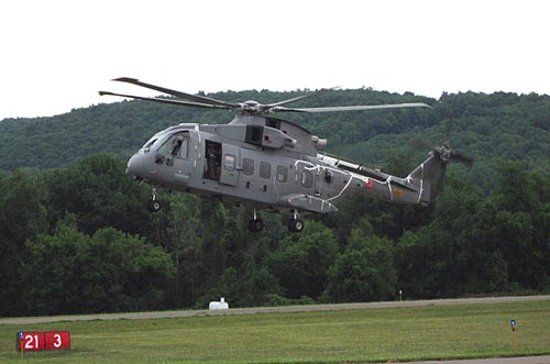 Trực thăng VH-71 Kestrel: VH-71 Kestrel là loại trực thăng thuộc dự án công nghệ cao, nhằm thay thế đội ngũ trực thăng già nua đang phục vụ việc đi lại của tổng thống Mỹ. Với thiết kế thông minh và chạy nhanh gấp rưỡi so với loại trực thăng cũ, nó sẽ là sự thay thế hoàn hảo để đáp ứng nhu cầu đi lại của đương kim tổng thống Barack Obama và những đời tổng thống sau này. VH-71 Kestrel được chế tạo với chi phí 241 triệu USD.