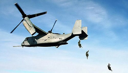 Máy bay V-22 Osprey: Có kiểu dáng và cách cất cánh giống với trực thăng nhưng cách bay và tầm hoạt động lại giống với máy bay cánh quạt, V-22 Osprey đã tạo ra nhiều bất ngờ khi nó xuất hiện lần đầu trong cuộc chiến Iraq năm 2007. Nó có khả năng cơ động trong việc cất và hạ cánh cũng như triển khai quân nên thường được sử dụng trong các nhiệm vụ yêu cầu tính cơ động cao. Trong quá trình phát triển, V-22 Osprey đã cướp đi mạng sống của ít nhất 30 thủy quân lục chiến và thường dân bởi những sự cố trong quá trình thử nghiệm. Khi được đưa vào biên chế, mỗi chiếc V-22 Osprey có giá thành 118 triệu USD.