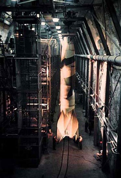 Tên lửa hoàn chỉnh được đưa đến nơi thử nghiệm cuối cùng.