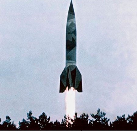 Tên lửa được phóng đi, V-2 có lẽ là một trong bước đột phá vĩ đại lịch sử phát triển vũ khí. Dù vậy, nó vẫn là tội đồ gây ra cái chết cho hàng nghìn thường dân nước Anh.