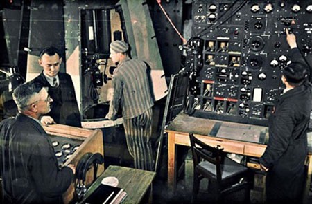 Các kỹ sư Đức hiệu chỉnh khối điều khiển bay của tên lửa.