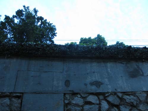 Bao quanh nhà tù là bức tường bằng đá, cốt thép cao 4m, dày 0,5m ...