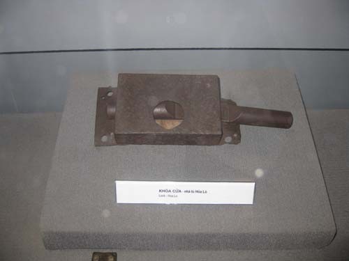 Đây là chiếc khóa của mà thực dân Pháp trong các phòng giam ở nhà tù Hỏa Lò. Điều đặc biệt là tất cả hệ thống cửa sắt, khóa này được mang từ Pháp sang.