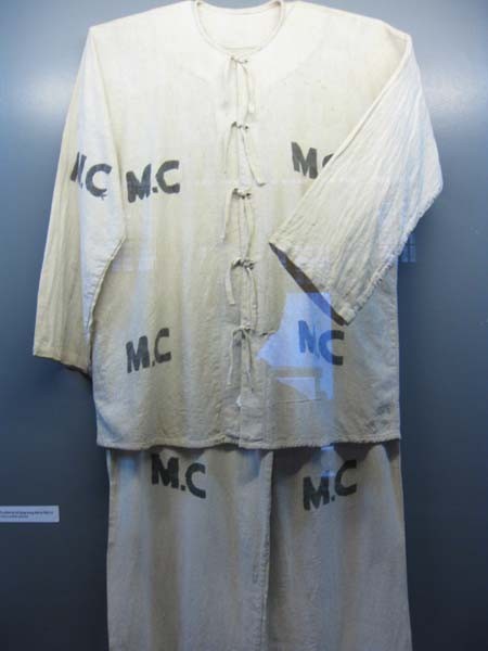 Những bộ quần áo được đánh mã số (kí hiệu) riêng dành cho các tù nhân chính trị trong nhà tù.