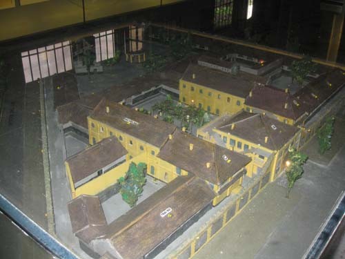 Nhà tù Hỏa Lò là công trình kiên cố vào loại bậc nhất Đông Dương lúc đó. Ảnh: chụp từ mô hình