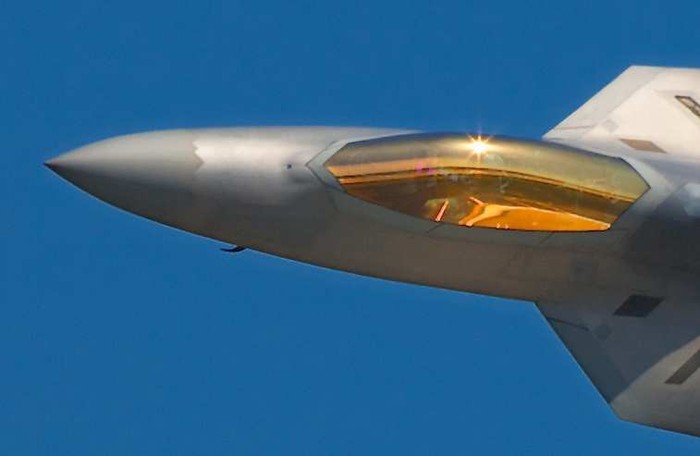 Kỹ thuật mạ vàng cũng được ứng dụng trên buồng lái của F-22 (ảnh: internet)